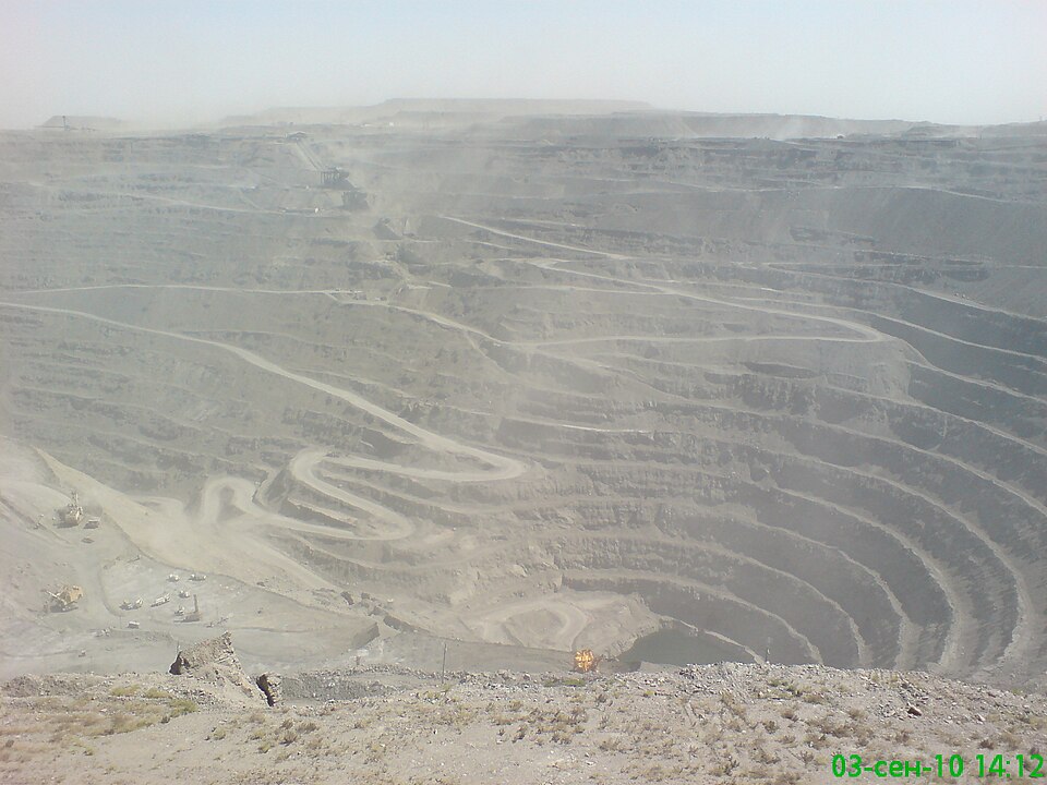 Fayl:Muruntov mine.JPG
