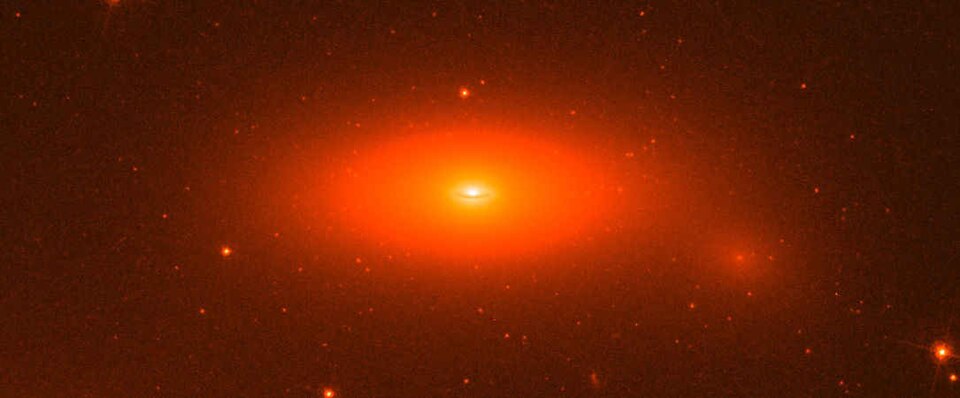Fayl:NGC 1277 viewed by Hubble.jpg