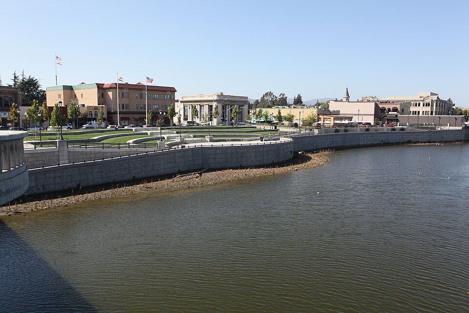 Fayl:Napa River floodwall USACE.JPG