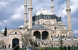 Majmuaning janubiy qismida joylashgan arasta hamda sibyan mektebi, orqa tomonda masjid