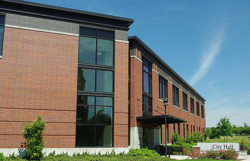 Fayl:Wilsonville Oregon city hall southeast.JPG