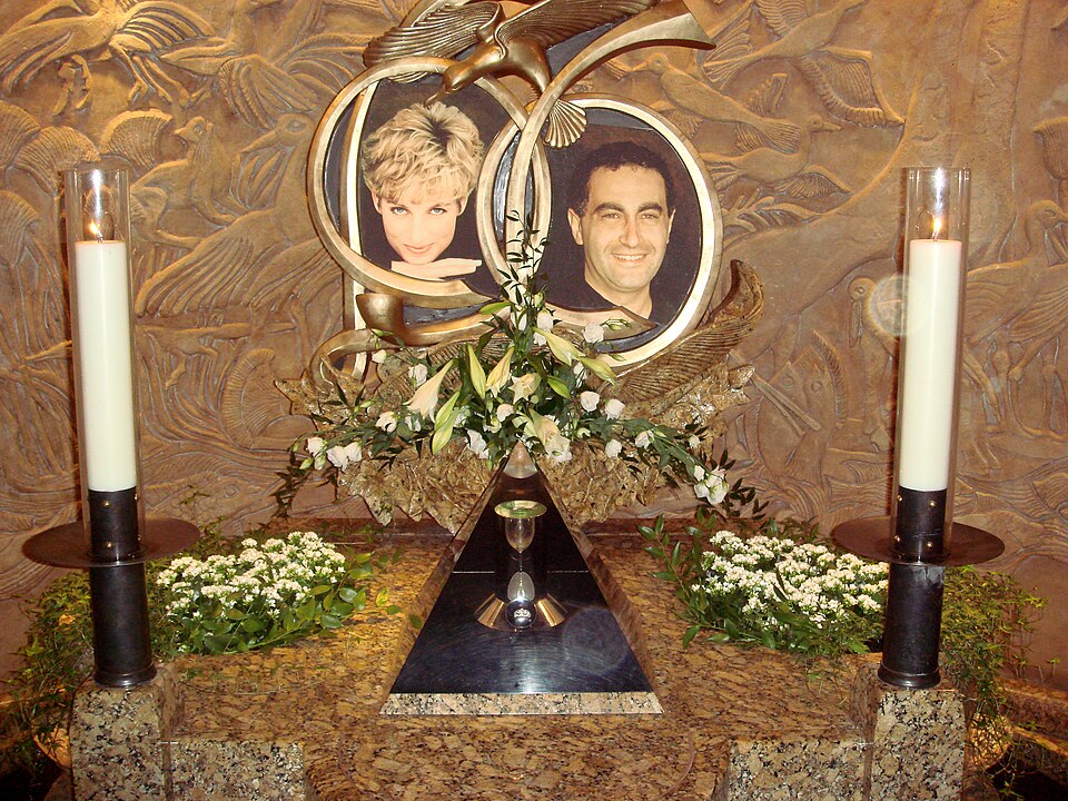 Fayl:112407-Harrods-DiannaDodiMemorial2.jpg