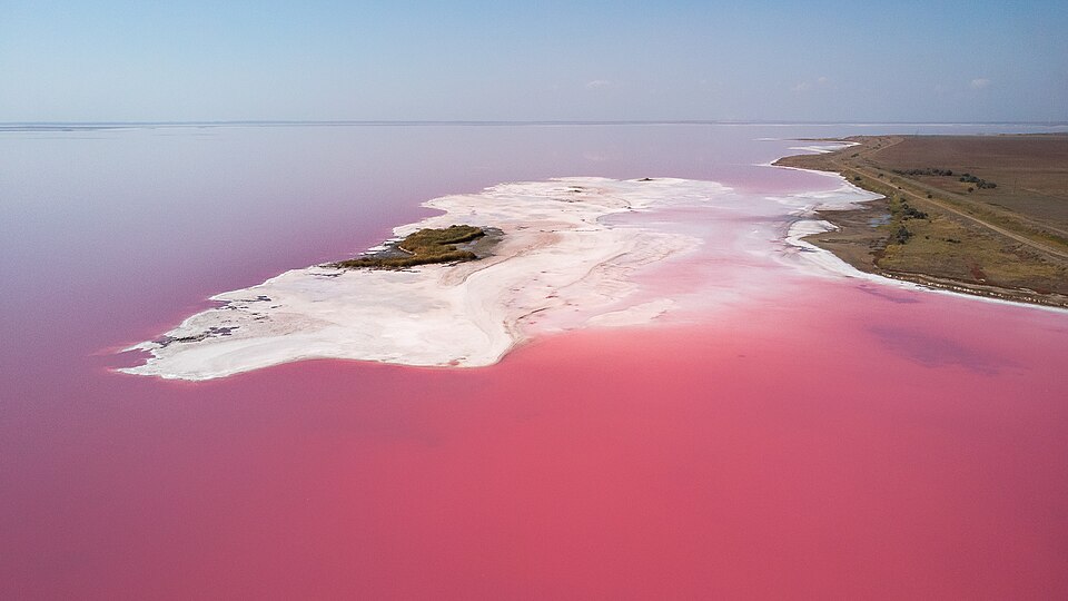 Fayl:Flying above the Pink planet.jpg