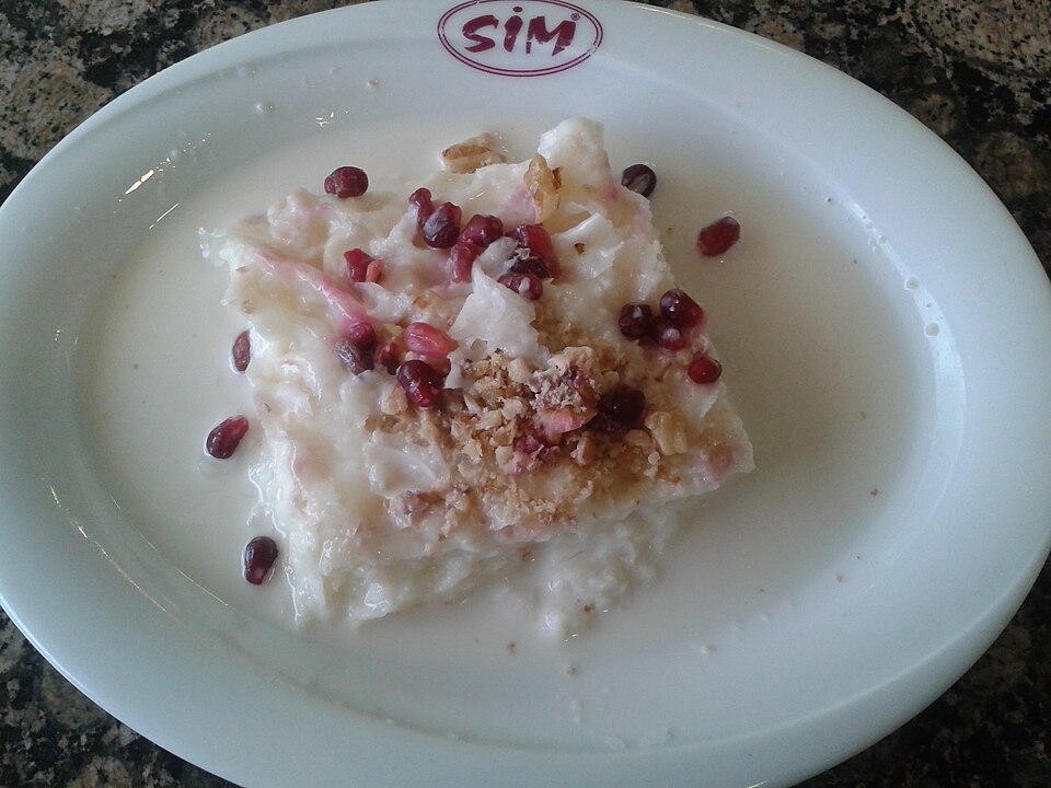 Fayl:Güllaç with pomegranate.jpg