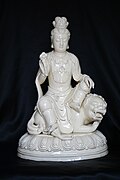 Ruyi asosini ushlab turgan Blanc de Chine Mañjuśrī haykali. Xitoy, 17-asr.