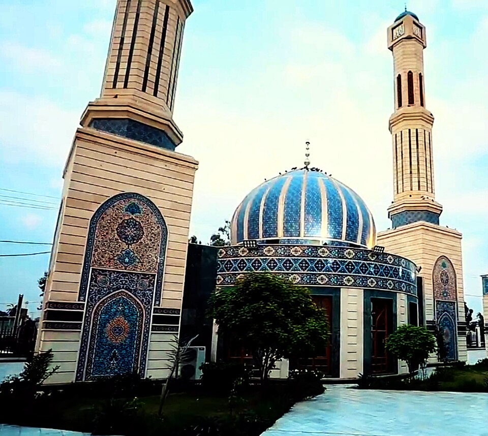 Fayl:Al-Hamra Mosque 2018.jpg