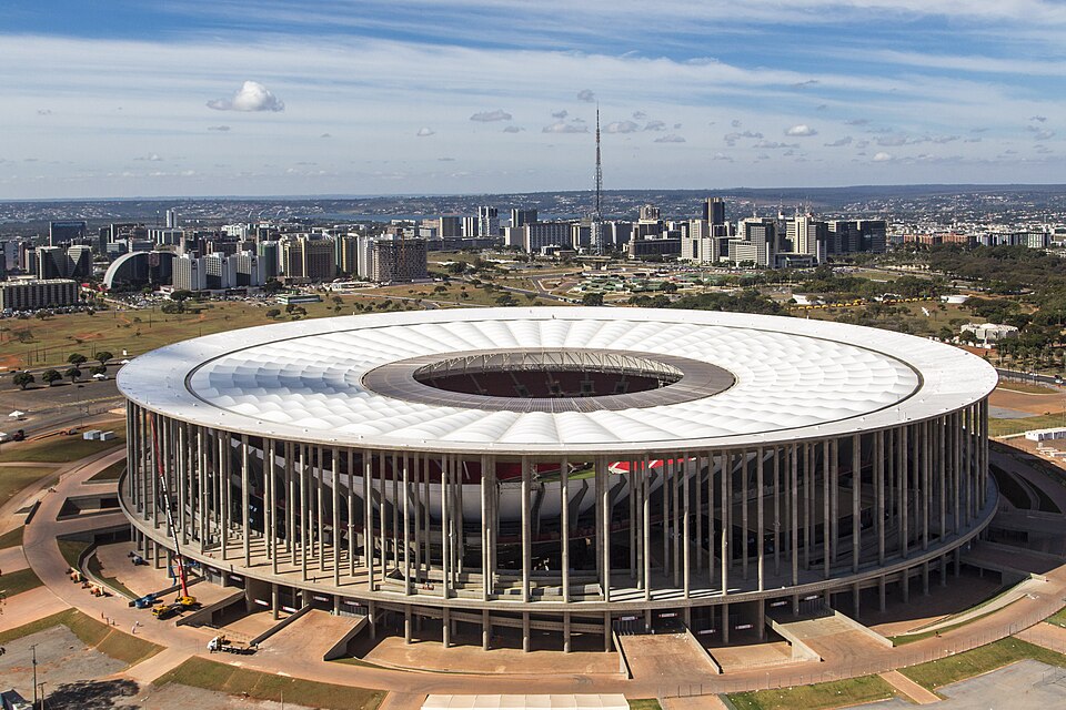 Fayl:Brasilia Stadium - June 2013.jpg