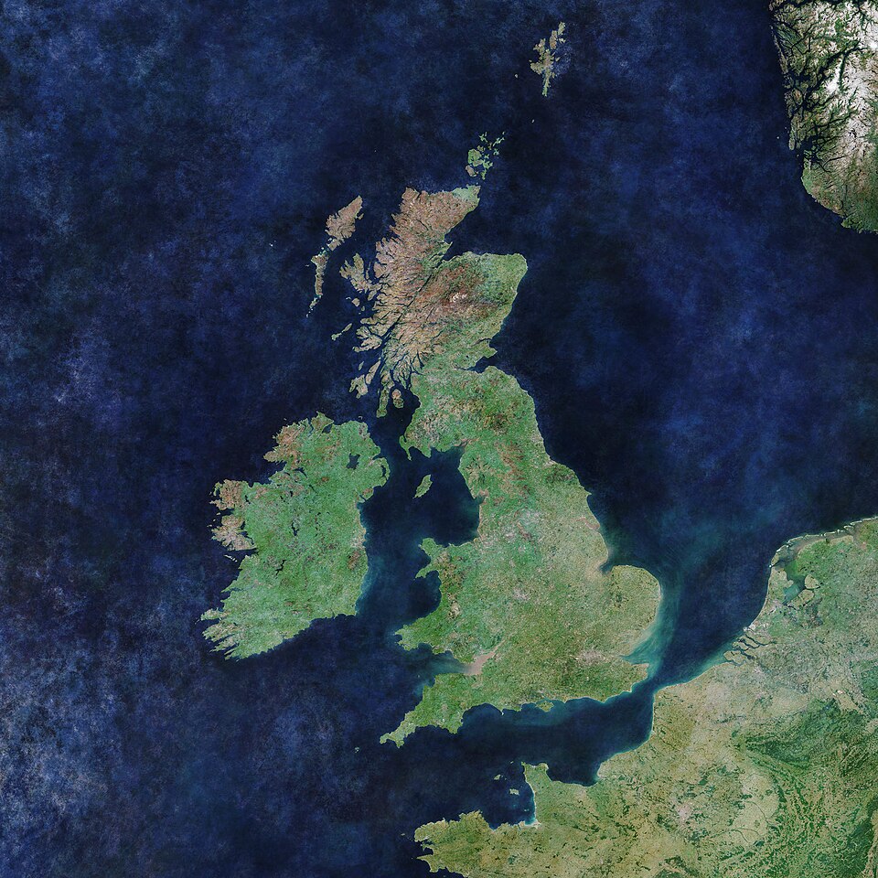 Fayl:Cloud-free Europe ESA17486464 (British Isles).jpeg