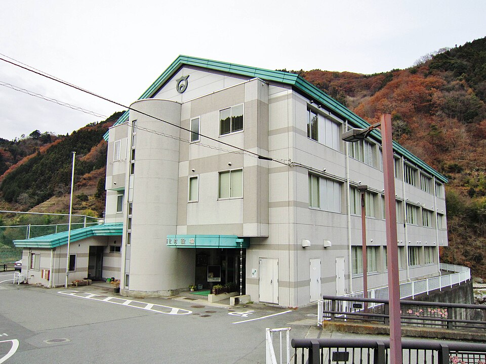 Fayl:Nanmoku village office.jpg