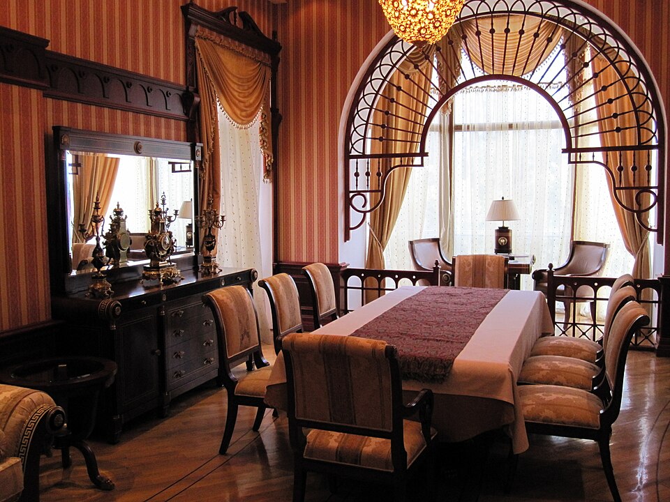 Fayl:Villa Petrolea Dining room.jpg