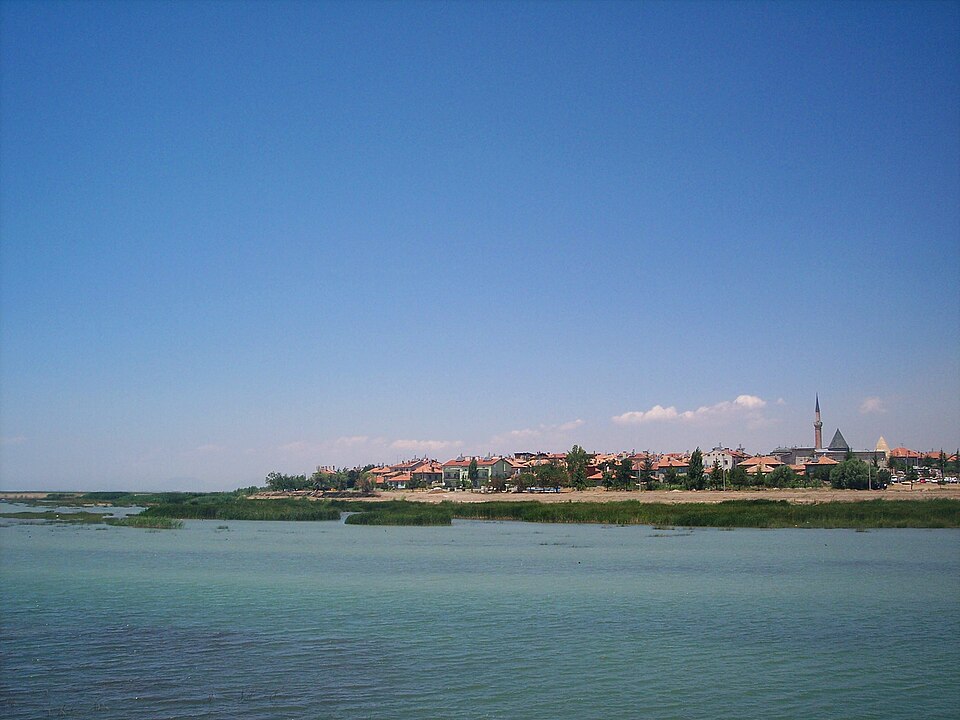 Fayl:Beysehir from Lake Beysehir.jpg