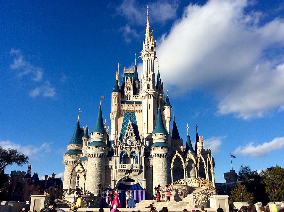 Fayl:Cinderella Castle at Magic Kingdom.jpg