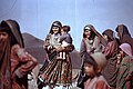 An'anaviy kiyimdagi afg'on qabila ayollari. (1975)