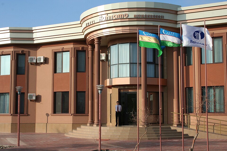 Fayl:Hotel Rahnamo 01.JPG