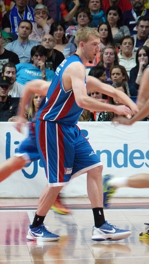 Fayl:Real Madrid-Obradoiro Santiago mayo 2013CCropedhummel80919.jpg