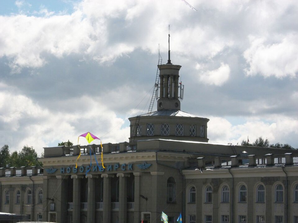 Fayl:Аэровокзал Новосибирск-Северный.jpg