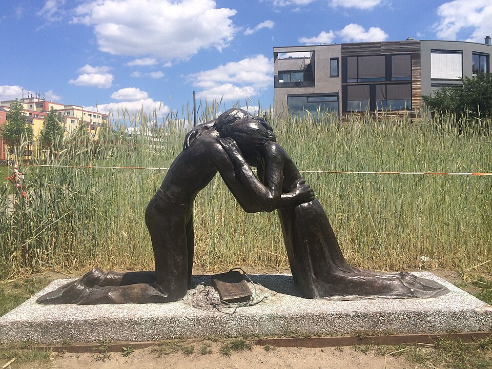 Fayl:Denkmal Versoehnung Berlin.jpg