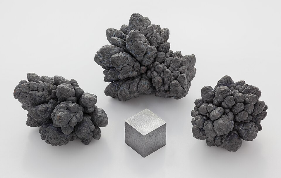 Fayl:Lead electrolytic and 1cm3 cube.jpg