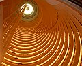 Jin Mao binosining bir qismi boʻlgan Shanxay Grand Hyattning 32 qavatli atriumiga qarab