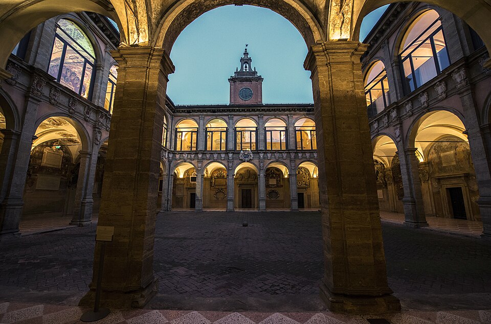 Fayl:Archiginnasio ora blu Bologna.jpg