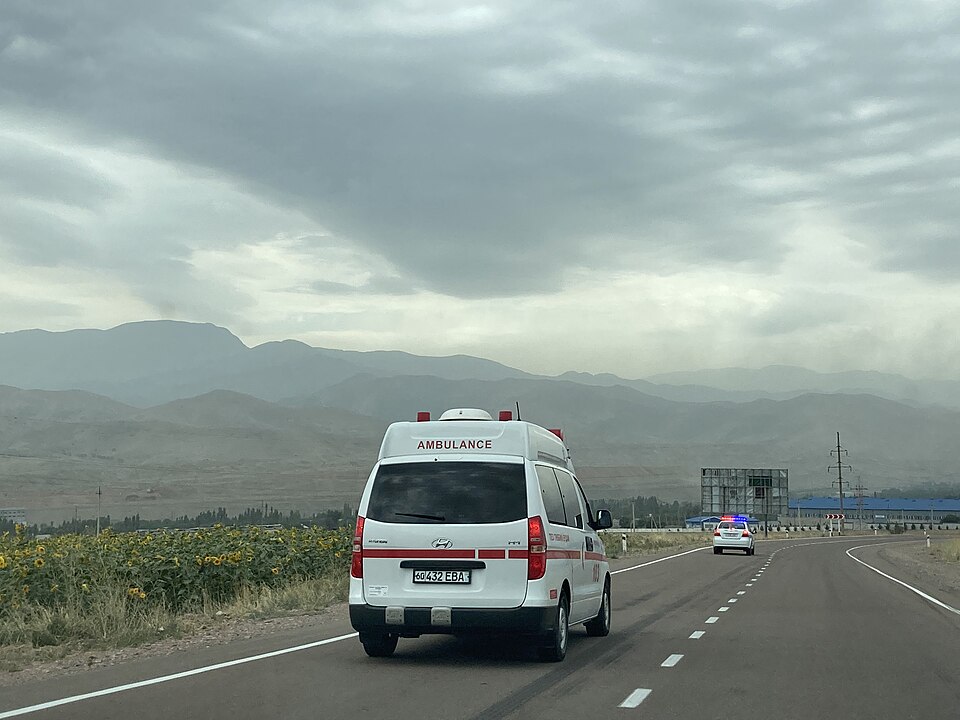 Fayl:Azimzhan Askarov's body transportation.jpg