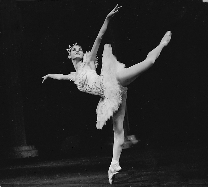 Fayl:Gulcan Tunccekic uyuyan guzel 1961.jpg