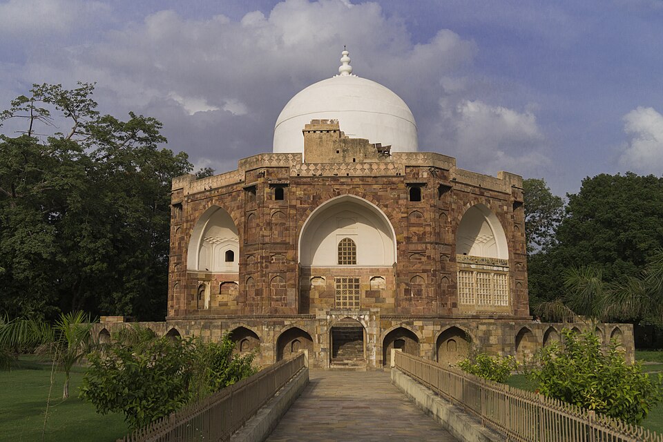 Fayl:Hazira Maqbara.jpg