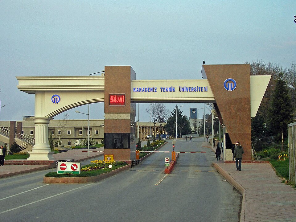 Fayl:Karadenizo technikos universitetas Trabzone.jpg