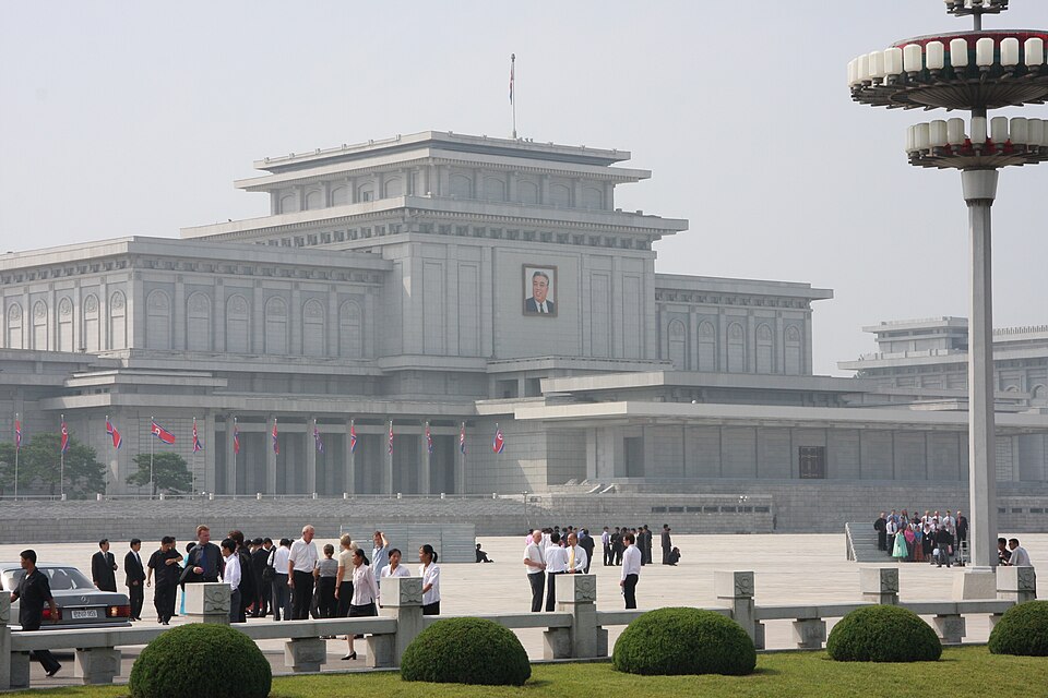 Fayl:Kumsusan Memorial Palace, Pyongyang.jpg