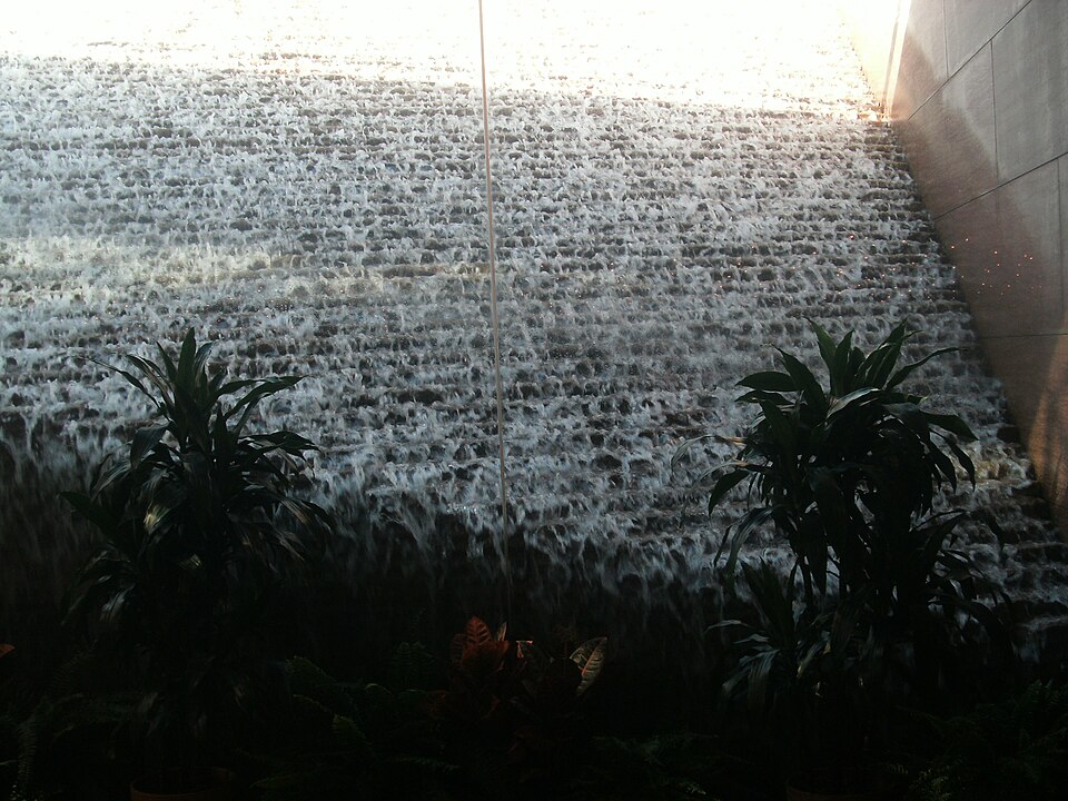 Fayl:National Gallery, Concourse - fountain.JPG