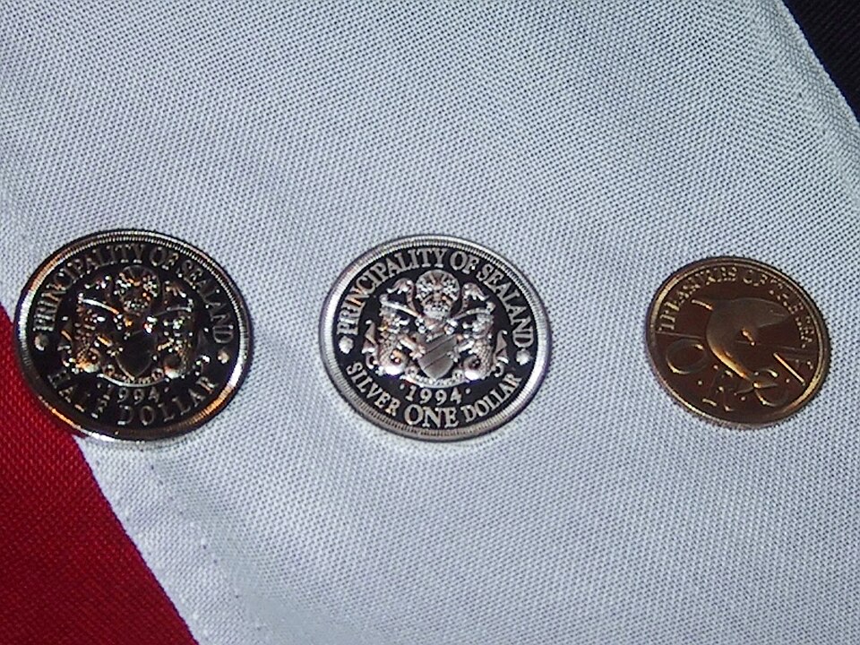 Fayl:Sealand Coins Flag.jpg