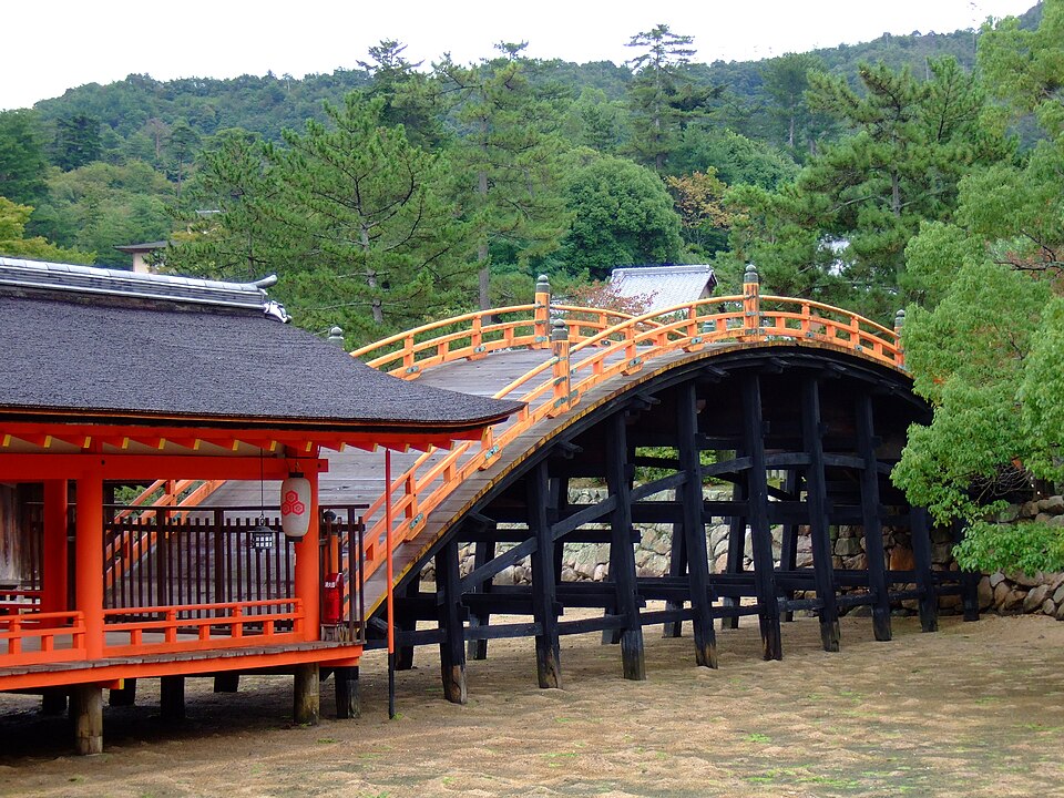 Fayl:Bridge in Miyajima.jpg