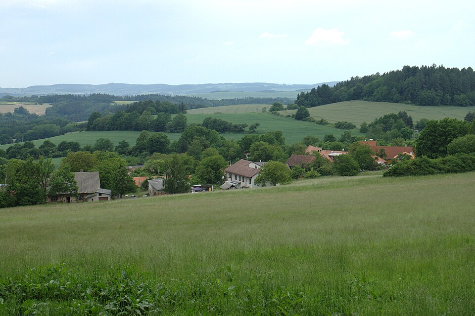 Fayl:Jinošice, pohled na vesnici.jpg