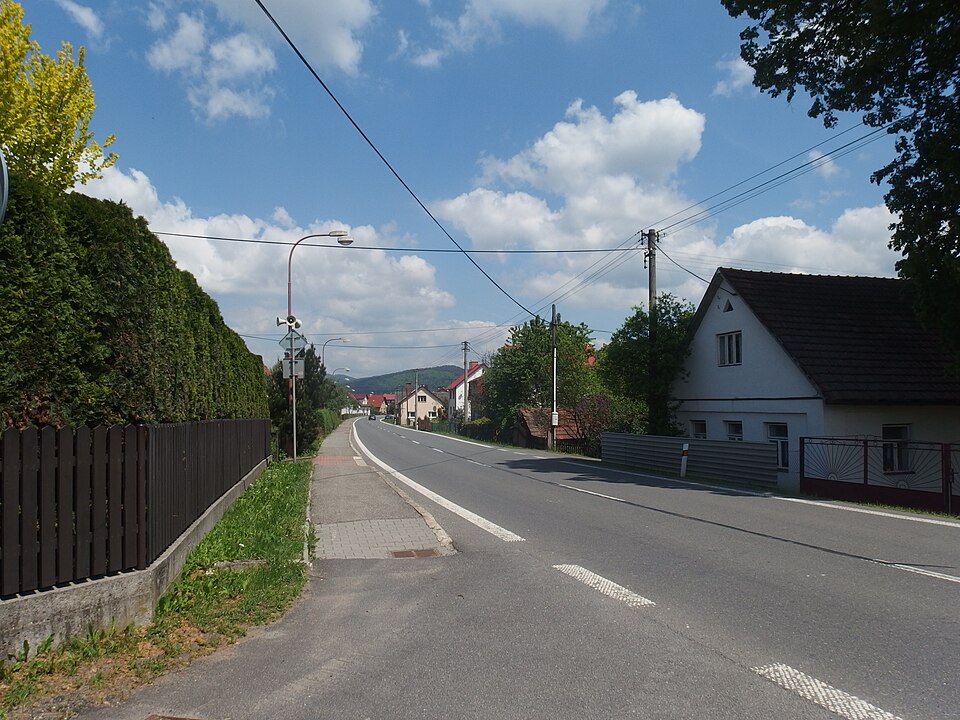 Fayl:Leskovec, hlavní ulice (2).jpg