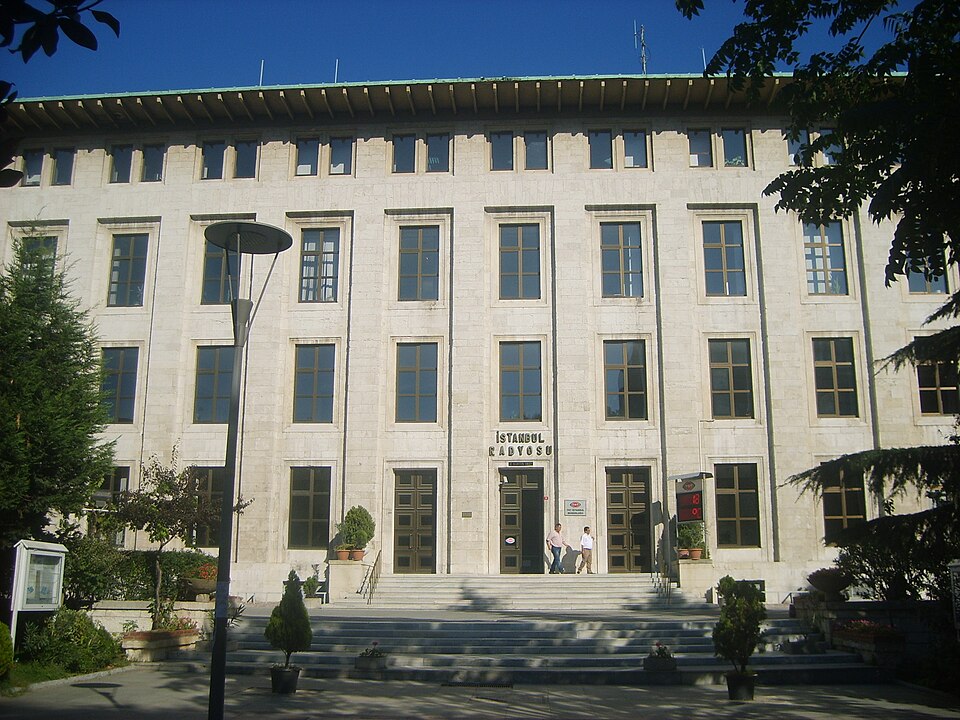 Fayl:İstanbulRadyoevi.JPG