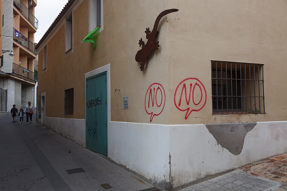 Fayl:Anti-independence graffiti in Badalona 2.jpg