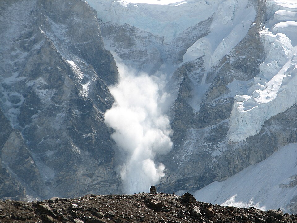 Fayl:Avalanche on Everest.jpg