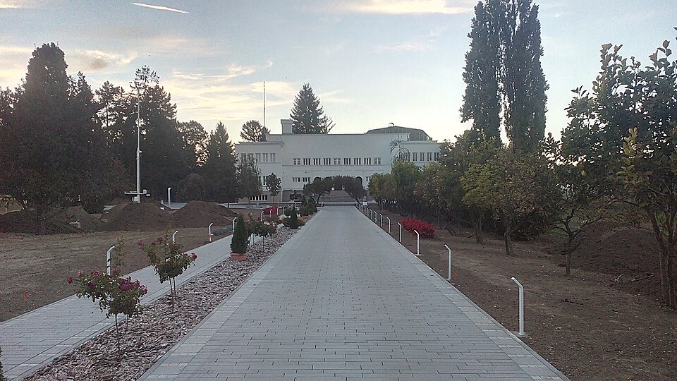 Fayl:Fruit Research Institute Cacak.jpg
