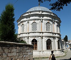 Majmuaning janubi-gʻarbiy burchagida joylashgan maqbara
