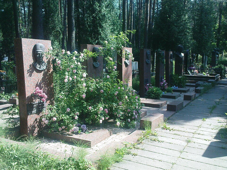 Fayl:Aircrew USSR 65735 tomb (2).JPG