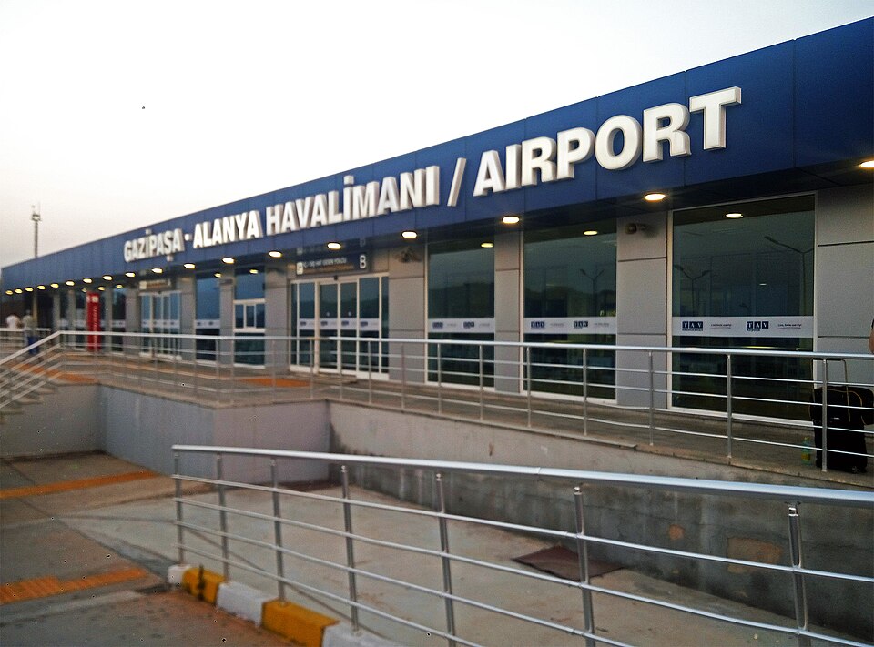 Fayl:Gazipaşa-Alanya Airport Terminal.jpg