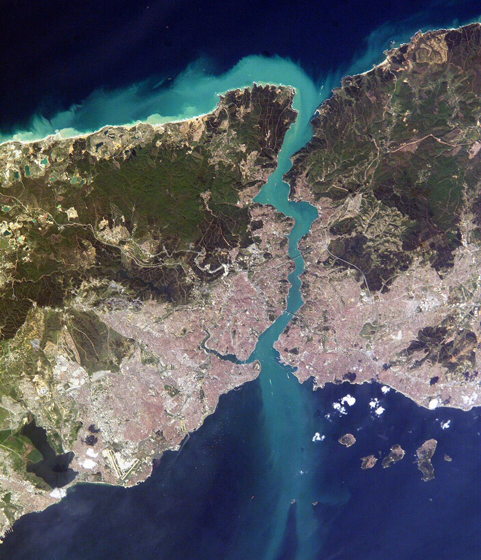 Fayl:Istanbul and Bosporus big.jpg