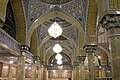 Masjiddagi yo‘lak shiftida osilgan ayrim qandillar