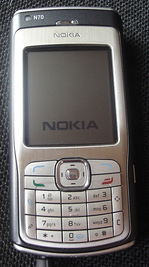Fayl:Nokia N70 with charger.jpg