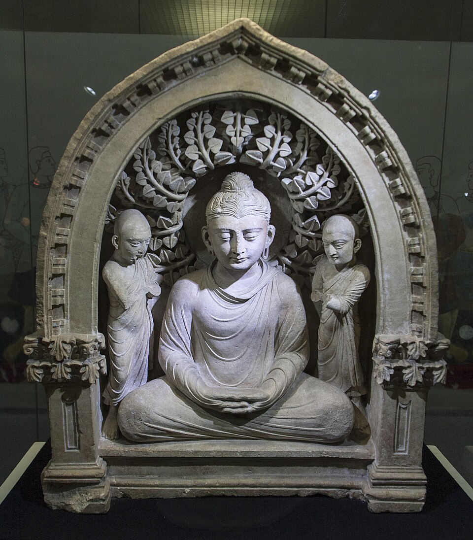 Fayl:Buddha with monks.jpg