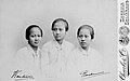 Kartini va uning opa-singillari tomonidan imzolangan kabinet fotosurati. Chap va oʻng: Kartini, Kardinah, Roekmini.