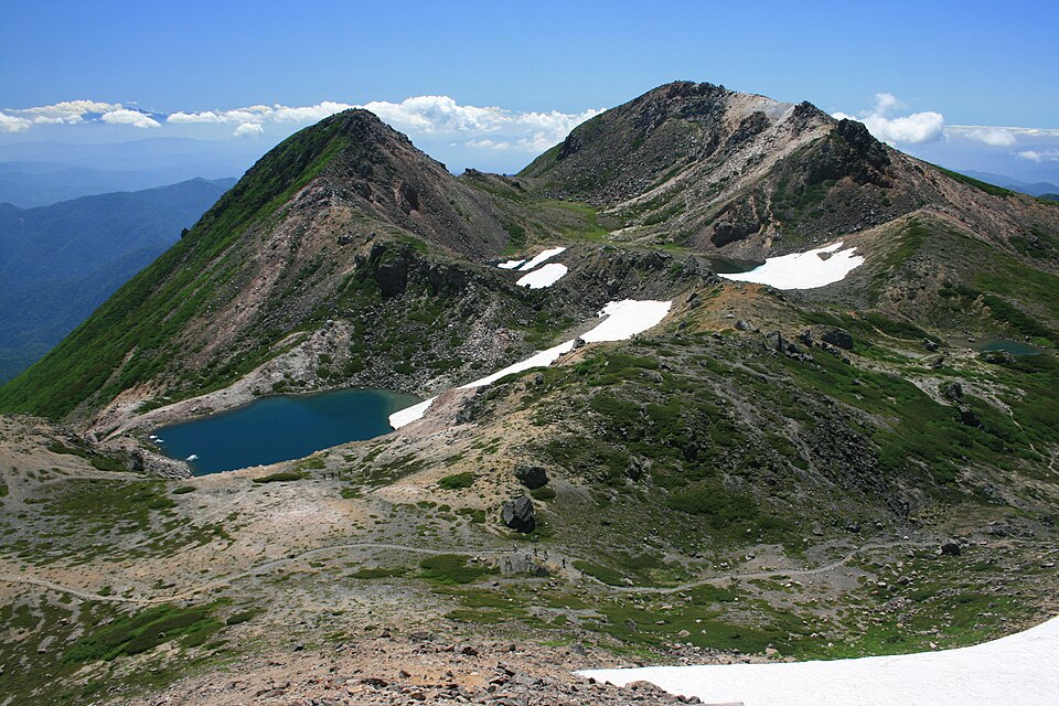 Fayl:Mount Haku from Onanjimine 2011-07-17.jpg