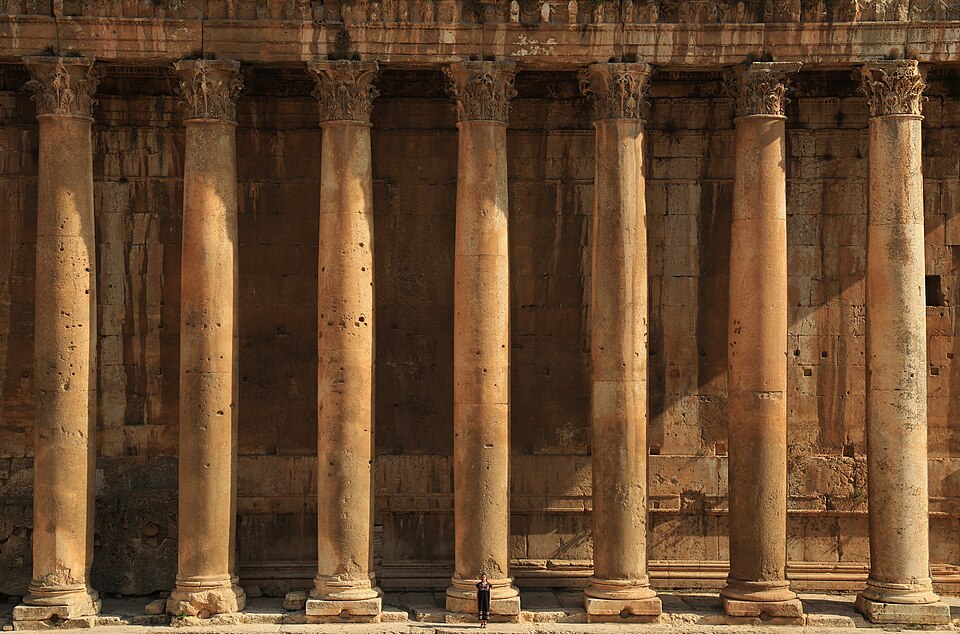 Fayl:Temple of Bacchus at Baalbek.jpg