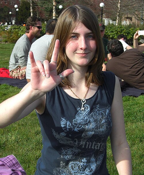Fayl:ASL ILY@Side-PalmForward.jpg