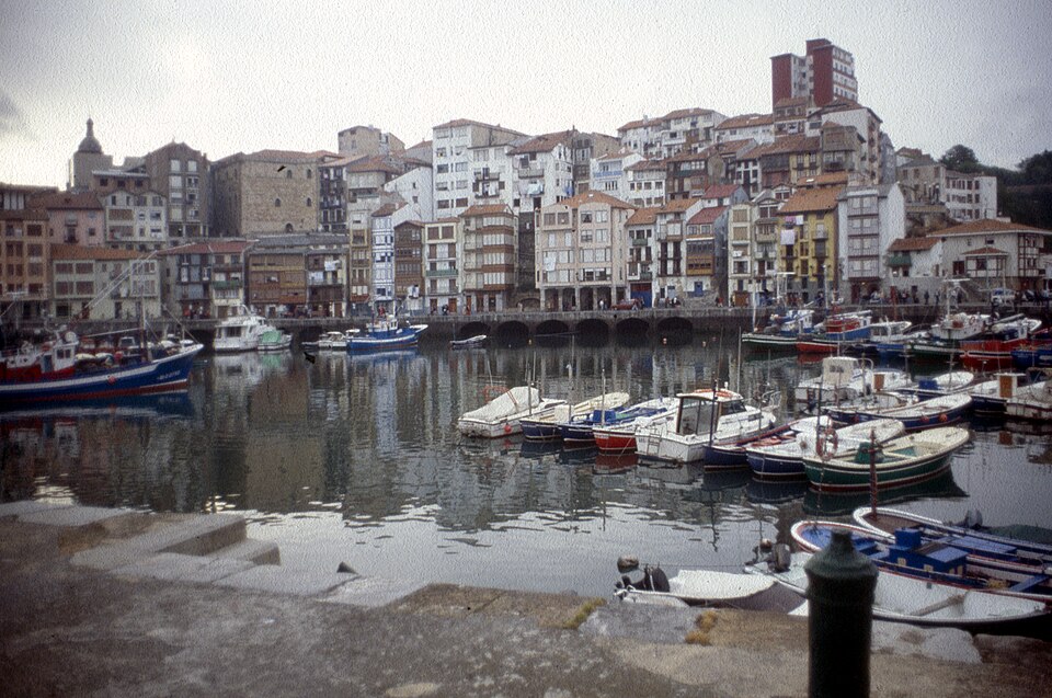 Fayl:Bermeo-06-Hafen-Stadt-1996-gje.jpg
